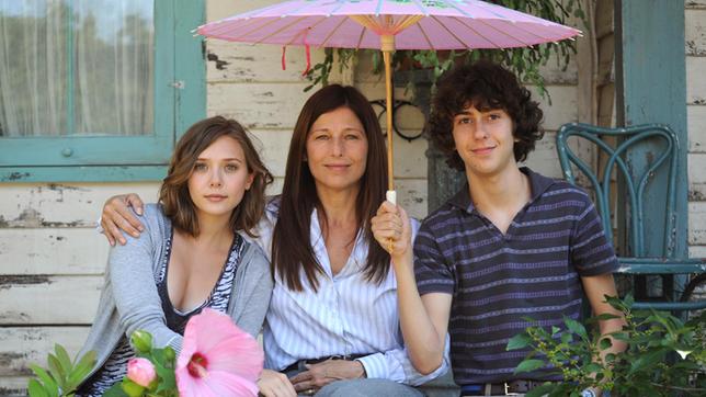 Diane Hudson (Catherine Keener) liebt ihre beiden Kinder  Zoe (Elizabeth Olsen, li.) und Jake (Nat Wolff, re.), macht es ihnen aber nicht immer leicht – und umgekehrt.