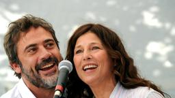 Diane (Catherine Keener) tritt gemeinsam mit Jude (Jeffrey Dean Morgan) bei einem Musikfestival auf.