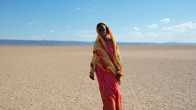 Bild: ARD Degeto Die 13-jährige Somalierin Waris Dirie (Soraya Omar-Scego) flüchtet zu Fuß durch die Wüste bis nach Mogadischu.