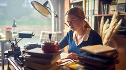 Die 22-jährige Luise (Luna Wedler) macht eine Ausbildung zur Buchhändlerin.
