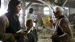 Die beiden Betrüger König (Michael Gwisdek, re.) und Herzog (Kurt Krömer) zeigen Huck (Louis Seidel) ein Zettel, auf dem eine Belohnung für den entlaufenen Sklaven Jim ausgesetzt ist.