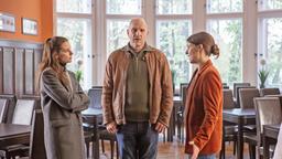Die Ärztin im Jugendheim (Inga Birkenfeld) gibt Viola (Yvonne Catterfeld) und Butsch (Götz Schubert) ihre Einschätzung zum Zustand des Jungen.