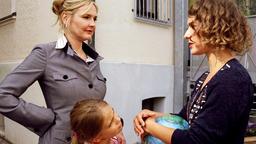 Die allein erziehende Mutter Jessica Glöckner (Margrit Sartorius, re.) muss auf ihre Tochter Rosalie (Carla Reffo) aufpassen und bittet ihre Geschäftspartnerin Maja (Katharina Schubert), einen wichtigen Termin für sie wahrzunehmen.