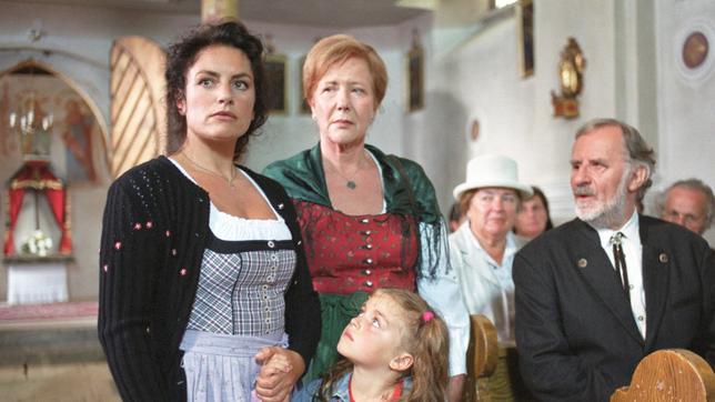 Die Almbesitzerin Anna (Christine Neubauer, li.), ihre Mutter Zensi (Veronika Fitz, 2.v.li.) und ihre Tochter Elise (Ronja Forcher, vorne) werden von der Dorfgemeinschaft gnadenlos ausgegrenzt.