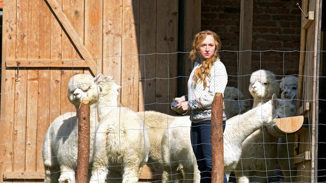 Die Alpakazüchterin Lotte (Brigitte Hobmeier) ist Teil der Mordermittlungen.