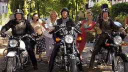 Die Alt-Rocker Peter (Peter Sattmann, Mitte), Ritschi (Guntbert Warns, re.) und Klaus (Thomas Thieme) lassen sich von "ihren" Damen Charlotte (Jutta Speidel, 3.v.li.), Karin (Cornelia Schmaus, 2.v.li.) und Gabi (Edda Leesch) zu einer Bike-Tour verabschieden.
