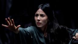 AGNOSIA: Joana (Bárbara Goenaga) irrt durch ein diffuses Labyrinth aus Licht und Schatten.