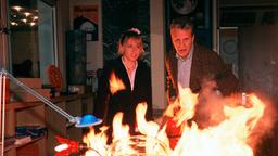 Die Astrologin Lena (Anica Dobra) hat durch Unachtsamkeit einen Brand ausgelöst. Robert von Reichenbach (Peter Sattmann) versucht das Feuer unter Kontrolle zu bringen.