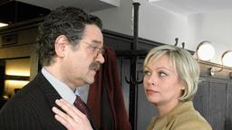 Die aufstrebende Rechtsanwältin Judith Kemp (Jennifer Nitsch) gibt ihrem Chef Stefan Walther (Gunter Berger) wieder einmal einen Korb.