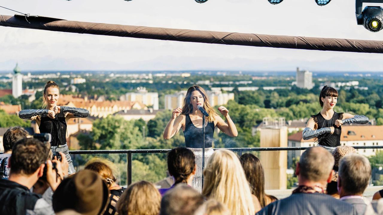 Die aufstrebende Sängerin Juli (Vanessa Mai) steht kurz vor dem Sprung nach ganz oben.