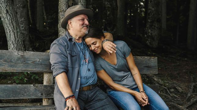 Die aufstrebende Sängerin Juli (Vanessa Mai) stellt sich ihrer schmerzhaften Geschichte mit ihrem Vater Wim (Axel Prahl) und spürt, dass er ihr immer noch näher ist, als sie sich zugestehen möchte.