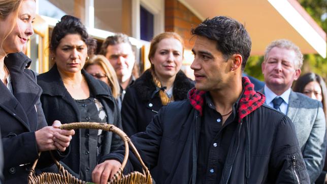 Bild: ARD Degeto Die Beerdigung des Schriftstellers O’Grady ist ein Ereignis in Brokenwood. Vorne: Jared (Pana Hema Taylor, re.) und Janelle (Theresa Healey)