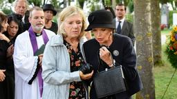 Die beiden Jugendfreundinnen Helga (Jutta Speidel, li.) und Maria (Uschi Glas) treffen sich durch Zufall auf dem Friedhof wieder.