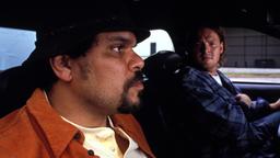 Die beiden korrupten Polizisten Omar (Luis Guzmán, vorne) und Lloyd (Donal Logue) spielen bei dem Coup eine entscheidende Rolle.