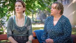 Die beiden Mütter von Moritz: Katja (Vera Kasimir, re.) und Marie (Daniela Schulz) müssen miteinander sprechen.