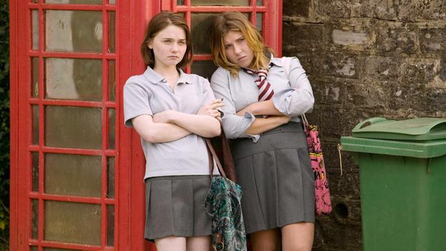 Die beiden Teenager-Girls Jody (Jessica Barden, li.) und Casey (Charlotte Christie) fühlen sich gelangweilt.