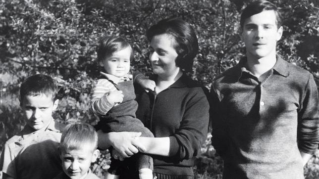 Bild: rbb/Edition Salzgeber Die berühmt-berüchtigte Familie Brasch versucht mit ihren vier Kindern nach der Zeit im Exil und dem Zweiten Weltkrieg in Ostdeutschland Fuß zu fassen. Annekatrin Hendel (ANDERSON, FASSBINDER, VATERLANDSVERRÄTER) widmet ihr hundert Minuten Dokumentarfilm. - Familie Brasch (v. li. n. re.): Klaus, Peter, Marion, Gerda und Thomas Brasch.