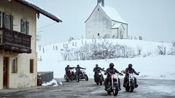 Die Bikergang “Los Lobos” fährt vor der Emaillierwerkstatt vor.