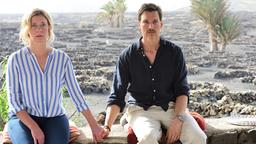 Die Böttcher-Geschwister, Elisabeth (Caroline Peters, li.) und Thomas (Florian David Fitz, re.), können nicht fassen, dass ihre Mutter heimlich geheiratet hat.