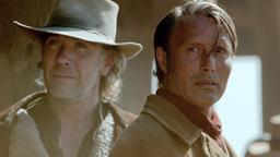 Die Brüder Jon (Mads Mikkelsen, re.) und Peter (Mikael Persbrandt) ziehen in den Kampf gegen Delarues Bande.