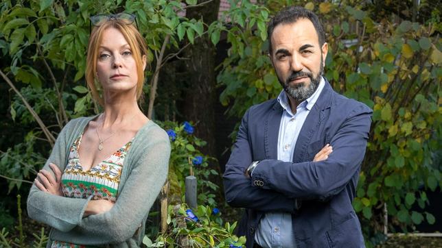Bild: ARD Degeto/Erika Hauri Die chaotische Romanautorin mit Schreibblockade Lissi (Esther Schweins) und der ordnungsliebende Bauleiter Kenan (Adnan Maral) leben Zaun an Zaun – und doch in verschiedenen Welten.