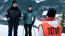 Die Chefin der Spurensicherung, Eva Herzig (Eva Merz) schildert dem lokalen Postenkommandant Völk (Johannes Zeiler, re.) und der LKA-Ermittlerin Sandra Mohr (Miriam Stein) ihre bisherigen Erkenntnisse zum Tatort.