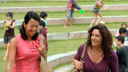 Die Chinesin Lilly (Minh-Khai Phan-Thi) erklärt Sabine (Christine Neubauer), wie man im stressigen Bangkok am besten entspannt.