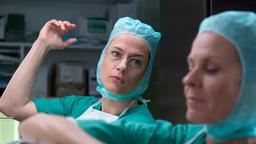 Die Chirurginnen Anne May (Claudia Michelsen) und Ellen Töpfer (Andrea L’Arronge) kommen sowohl beruflich wie privat gut miteinander klar.