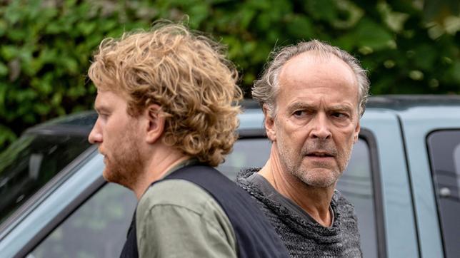 Bild: ARD Degeto/Filmpool Fiction GmbH/Wolfgang Ennenbach Die Contels: Victor (Sven-Eric Bechtolf, re.) und Maxime (Lucas Prisor, li.).