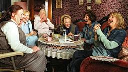 Die Damen sind begeistert von ihrer frivolen Rettungsidee, die die Plötz-Werke sanieren soll: Gisela (Ursula Karusseit), Martha (Brigitte Grothum), Ilse (Gudrun Okras), Moni (Sonja Kirchberger), Romiana (Teresa Hader) und Ilona (Anna Böttcher).