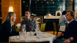 Die drei Geschwister Stefan (Lars Eidinger, re.) Julia (Nele Mueller-Stöfen) und Tobias (Hans Löw) treffen sich in einem Restaurant, um zu besprechen, was in nächster Zeit so ansteht.