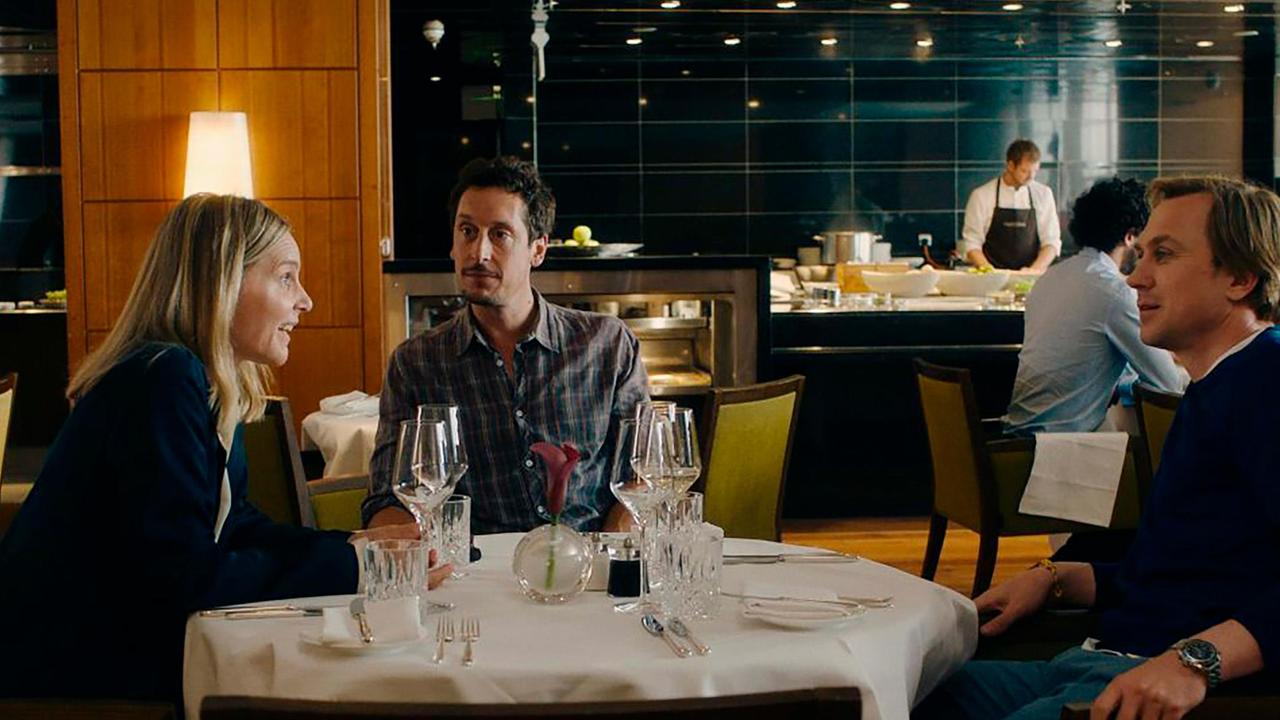 Die drei Geschwister Stefan (Lars Eidinger, re.) Julia (Nele Mueller-Stöfen) und Tobias (Hans Löw) treffen sich in einem Restaurant, um zu besprechen, was in nächster Zeit so ansteht.