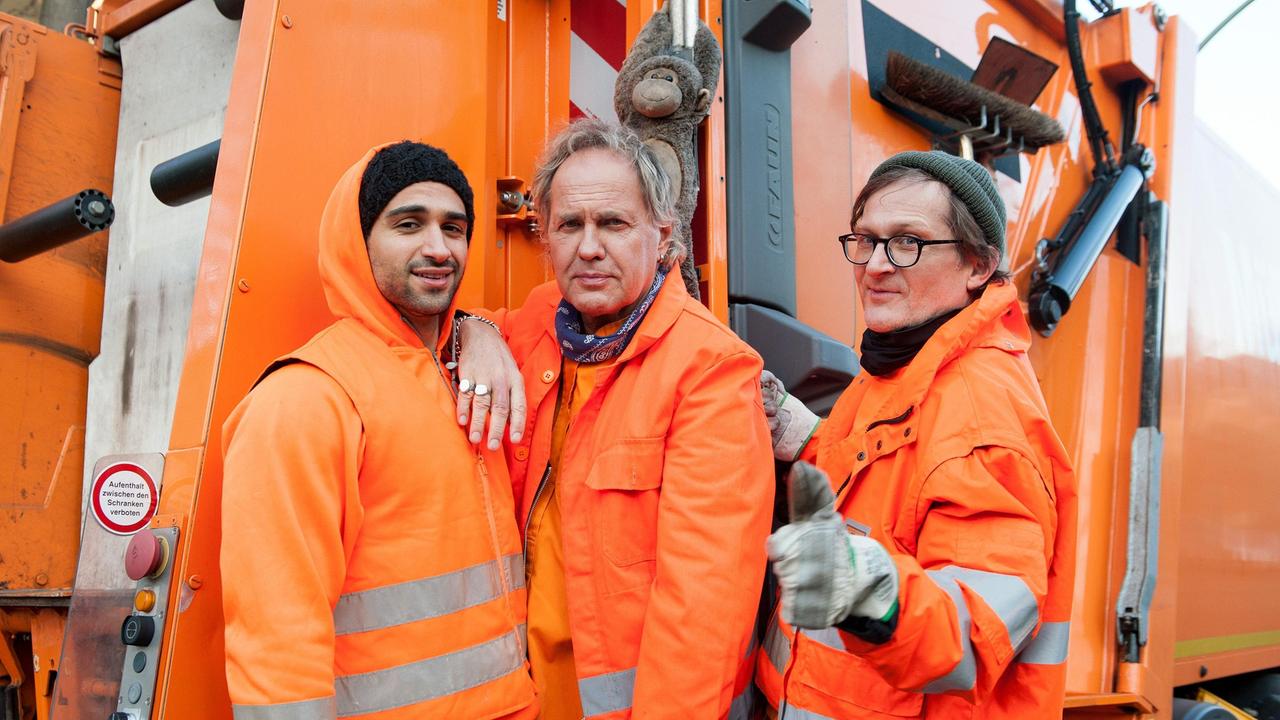 Die Drei von der Müllabfuhr: „Käpt’n“ Werner (Uwe Ochsenknecht), Tarik (Daniel Rodic, li.) und Ralle (Jörn Hentschel, re.).