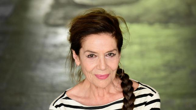 Bild: ARD Degeto/Jürgen Olzcyk Die Dritte des Mädels-Trio: die exzentrische Kiki (Hannelore Elsner) die von Landshut aus in die weite Welt aufgebrochen ist, um eine Musikkarriere zu starten.