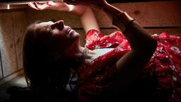 Die Entführte Vanessa Willard (Katharina Schuttler) wird in einer Kiste eingesperrt.