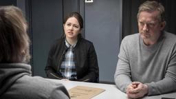 Die Ermittler Tosh (Alison O'Donnell, 2. v. li.) und Jimmy Perez (Douglas Henshall, re.) verhören alle Verdächtigen.