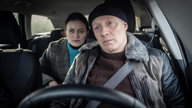 Bild: ARD Degeto/Boris Laewen Die Ermittlerin Lisa (Tinka Fürst) und ihr Kollege Eric (Simon Schwarz) haben sehr gegensätzliche Herangehensweisen.