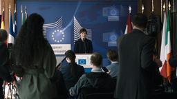 Die EU-Kommissarin Jule Kronberg (Friederike Becht) gibt eine Pressekonferenz.