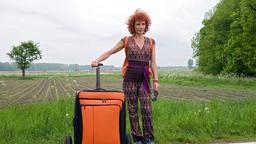 Die extravagante Estelle (Nina Hoger) hat sich für die Pilgertour einen Spezialkoffer anfertigen lassen.