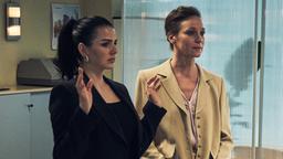 Die Filialleiterin Magda (Jeanette Hain) und ihre Mitarbeiterin Vanessa (Ruby O. Fee, li.) sind in der Gewalt der Geiselnehmer.