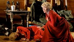 Ines Kupfer (Christiane Hörbiger, re.) findet die Leiche der eifersüchtigen Nora Regener (Verena Peter).