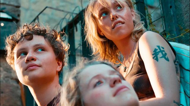 Bild: BR/kalekone film Die Freundinnengruppe fühlt sich in der Abgeschiedenheit frei, fernab aller Erwartungen, die die Welt an sie stellt. Doch so kann es nicht ewig bleiben. Von links: Ira (Luna Jordan) Malin (Katharina Stark) und Ka (Noemi Liv Nicolaisen). Weiteres Bildmaterial finden Sie unter www.br-foto.de.