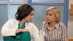 Die gestresste Kinderanwältin Judith Kemp (Jennifer Nitsch, re.) spricht sich mit ihrer Freundin Susanne Blau (Julia Richter) aus.