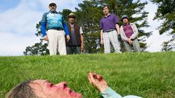 Die Golfer (v. l. n.) Roger (Ian Hughes), Walter (Calvin Tuteao), Neil (Phil Peleton)und Doug Randall (Peter Tait) finden die Leiche ihrer Vorstandskollegin Alison Stone (Roz Turnbull).