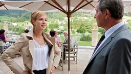 Die hintergangene Touristik-Unternehmerin Julia (Lisa Bitter) stellt den intriganten Hotelier Wagner (Michael Abendroth) zur Rede.