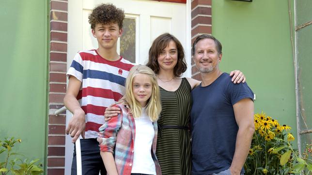 Bild: ARD Degeto/Christiane Pausch Die Jansen-Balzers machen einen Neuanfang in Berlin: Marit (Maja Schöne) und Jonas (Benno Fürmann) mit ihren Kindern Luis (Max Boekhoff) und Selma (Maria Matschke).