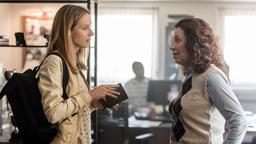 Die Journalistin Jenna (Lisa Bitter, li.) recherchiert bei Detektive Inspector Morgan (Teresa Harder) über den ungeklärten Vermisstenfall Vanessa.