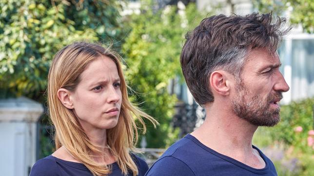Bild: ARD Degeto/Gary Moyes Die junge Journalistin Jenna (Lisa Bitter) bietet Matthew (Benjamin Sadler) ihre Hilfe an, das Geheimnis um seine verschwundene Frau zu lüften.