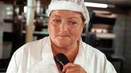Die Köchin Marga Engel (Marianne Sägebrecht) kocht vor Wut.