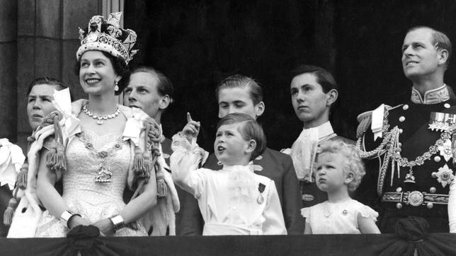 Die königliche Familie auf dem Balkon nach der Krönung von Elisabeth II., 1953.
